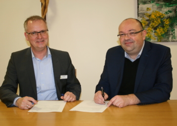GF Herbert Lins (Senioren-Betreuung) und GF Thomas Vranjes (Antoniushaus) unterzeichnen die Kooperationsvereinbarung zum Ausbildungsverbund. © Antoniushaus