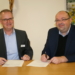 GF Herbert Lins (Senioren-Betreuung) und GF Thomas Vranjes (Antoniushaus) unterzeichnen die Kooperationsvereinbarung zum Ausbildungsverbund. © Antoniushaus