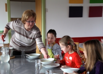 Immer ein Hit: Kochen oder backen mit Kindern