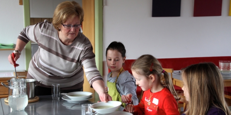 Immer ein Hit: Kochen oder backen mit Kindern