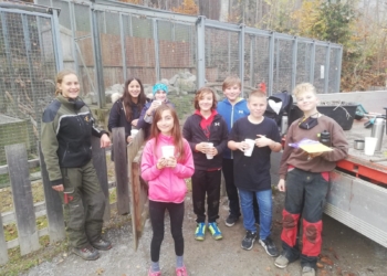 Schülerinnen und Schüler der NMS Rankweil mit Franziska (links) beim Steinhuhngehege © Wildpark Feldkirch