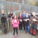 Schülerinnen und Schüler der NMS Rankweil mit Franziska (links) beim Steinhuhngehege © Wildpark Feldkirch