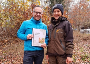 Philipp Wüstner, Marketingchef von Vo Üs, und Franziska Lorenz vom Wildpark Feldkirch © Wildpark Feldkirch