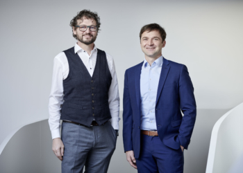 ©Mositech. Foto: Marcel Hagen
Christof Moosbrugger (links) entlässt das Instrumenten-Management unter der Leitung von Peter Schoissengeier in die Selbstständigkeit.