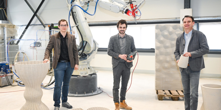 Markus Loacker (l.) und Philipp Tomaselli (r.) sind Geschäftsführer von Concrete 3D. Bereichsleiter Michael Gabriel (m.) ist für die technische und praktische Umsetzung verantwortlich.