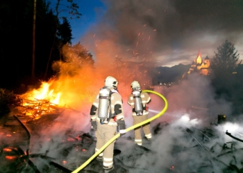 Löschung eines Waldbrands am Pfarrschrofen (© Feuerwehr Rankweil)