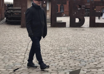 Jürgen Bauer geht mit seinem Laptop gern am Prenzlauer Berg in Berlin spazieren. (Foto: Bauer)