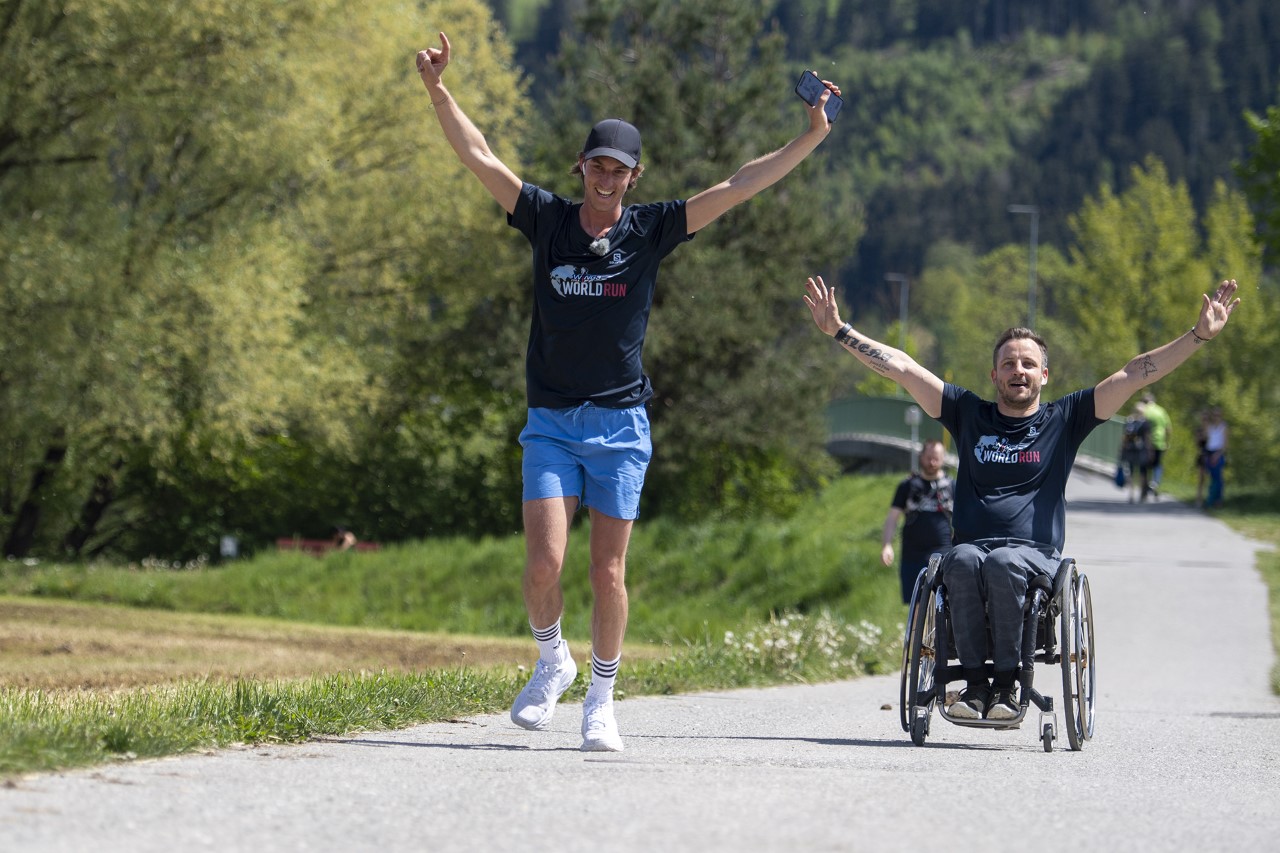 8. Wings for Life World Run 2021 Nina Zarina und Aron Anderson holen
