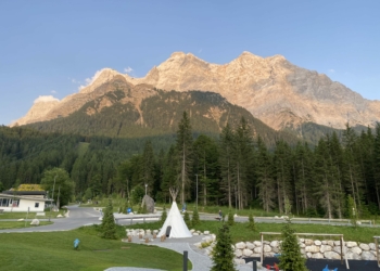 Ein herrlicher Ausblick von der Hotelterrasse auf die Zugspitze. © Bandi Koeck