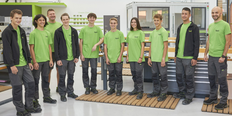 Die acht neuen Lehrlinge des Dornbirner High-Tech-Unternehmens 1zu1. Foto: Darko Todorovic