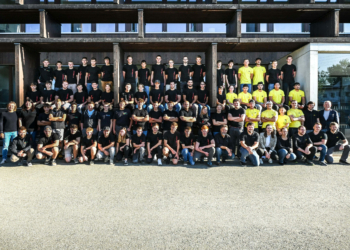 Handwerk hat Zukunft: Knapp 100 Lehrlinge bilden die  Unternehmen der i+R Gruppe aus. Mit auf dem Bild auch die 41 neuen, die diese Woche in ihre berufliche Zukunft gestartet sind sowie die Eigentümer Reinhard Schertler und Joachim Alge.