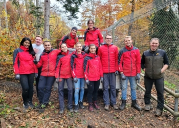 Das Team von Hilti AG Thüringen mit Betriebsleiter Christian Amann vor dem Luchsgehege © Wildpark Feldkirch