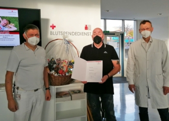 Christian Medl freute sich anlässlich seiner 200sten Thrombozyten-Spende über einen prall gefüllten Geschenkkorb aus den Händen von Dir. Prim. Dr. Peter Fraunberger (r.) und Michael Hamel (l.)