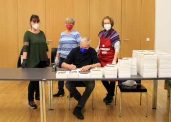 Beim Kekse verpacken: Sylvia Bürger, Rita Meusburger, Ideengeberin Anita Minatti vom familieplus-Team und Harald Minatti