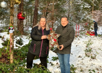 Melanie Loretz, Obfrau des familieplus-Teams Thüringen, und Bürgermeister Harald Witwer bei der Dekoration der ersten Thüringer Waldweihnacht.