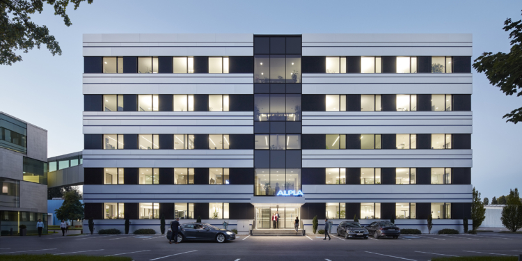 Der Hauptsitz der ALPLA Group in Hard, Österreich. // The ALPLA Group headquarters in Hard, Austria.