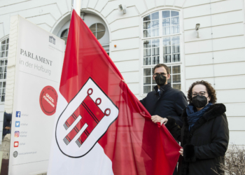 Von links: Landeshauptman Vorarlber Markus Wallner (ÖVP), Bundesratspräsidentin Christine Schwarz-Fuchs (ÖVP) beim Hissen der Landesfahne. © Parlamentsdirektion/Thomas Jantzen