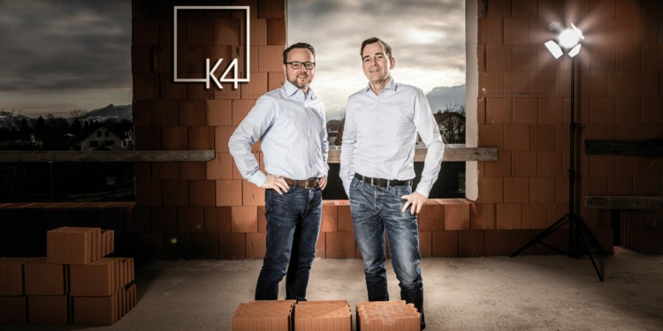 Neu in der Geschäftsführung der Vorarlberger Full-Service-Agentur Kapitel4: Thomas Rasser (links) und Michael Schlebes (rechts) im Rohbau des neuen Agenturgebäudes in Lustenau.