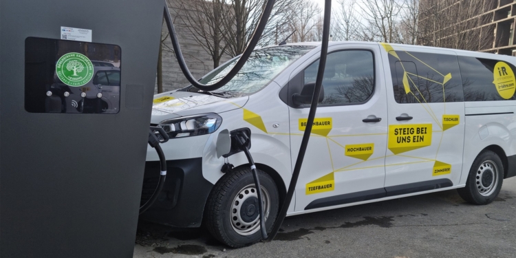 Für die Zukunft der E-Mobilität gerüstet: Der E-Ladepark bei der Unternehmenszentrale der i+R Gruppe in Lauterach.