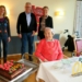 Frau Gertrude Linkesch (vorne). Hinten von links: Brigitte Gnadlinger (Servicestelle Pflege und Betreuung), Edgar Mayer, Margot Insam-Gstach (beide MOHI Feldkirch)