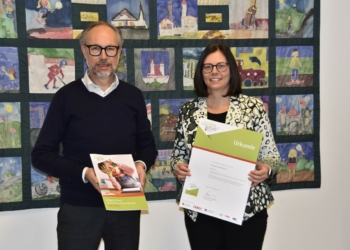 Markus Strolz, Leiter der Sozialzentrum GmbH Rankweil, und Bürgermeisterin Katharina Wöß-Krall freuten sich über die Auszeichnung