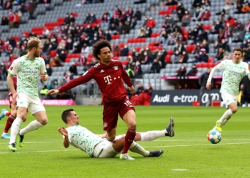 MUNICH, GERMANY - FEBRUARY 20: Leroy Sane of FC Bayern Muenchen is challenged by Nick Viergever of SpVgg Greuther Fuerth during the Bundesliga match between FC Bayern München and SpVgg Greuther Fürth at Allianz Arena on February 20, 2022 in Munich, Germany. (Photo by Alexander Hassenstein/Getty Images)
