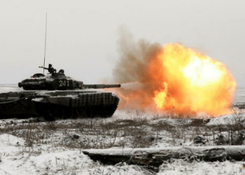 Russia Defence Drills 6749753 27.01.2022 T-72B3 tank shoots during the military drills held by the 150th Motorized Rifle Division of Russia s Southern Military District at the Kadamovsky training ground, in Rostov region, Russia. Sergey Pivovarov / Sputnik Rostov region Russia PUBLICATIONxINxGERxSUIxAUTxONLY Copyright: xSergeyxPivovarovx