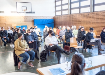 Die Planer beim Rundgang um Volksschule und Kindergarten Fellengatter. © Marktgemeinde Frastanz