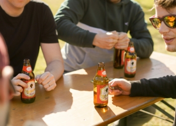 Der Vorarlberger Bierklassiker Mohrenbräu Spezial ist ab Mitte März 2022 auch in der handlichen 0,33-Liter-Leichtflasche erhältlich.