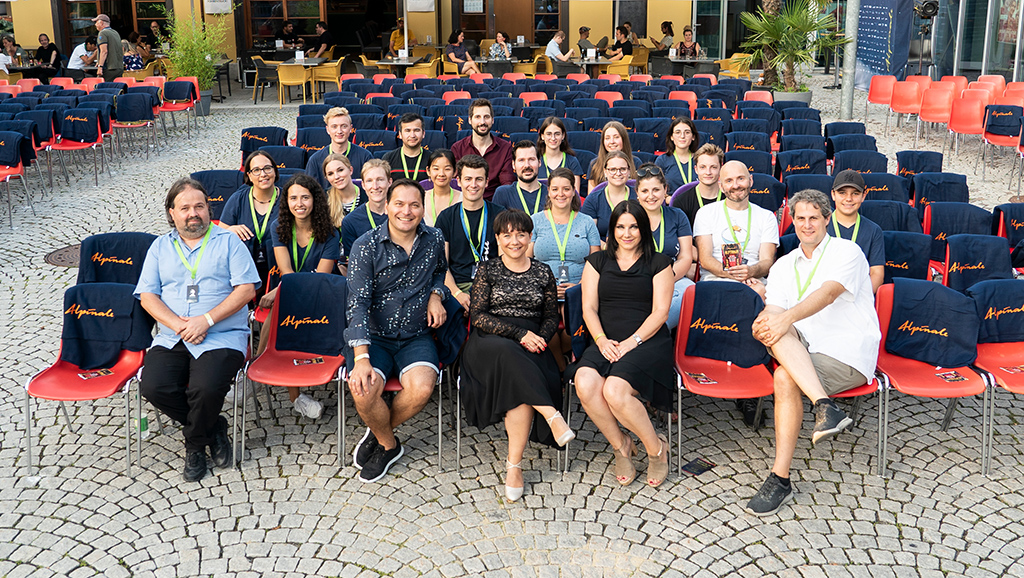Ein Teil der vielen Helferinnen und Helfer, die gemeinsam mit Manuela Mylonas (in der 1. Reihe in der Mitte) das ALPINALE Kurzfilmfestival in Bludenz organisieren. 