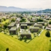 Auf dem 13.000 m² großen Grundstück am Ortseingang von Höchst errichten i+R Wohnbau und die Wohnbauselbsthilfe den Wohnpark „Am Römerstein“.