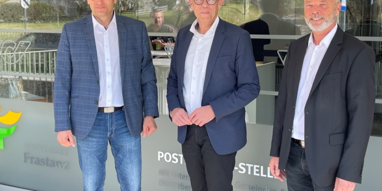 Thomas Bramberger von der Post AG,
Bürgermeister Walter Gohm und Frank Eckmaier, Leiter Postpartner-Management Mitte und
West.