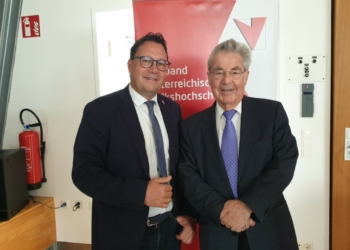 Bundespräsident a.D. Dr. Heinz Fischer mit dem Obmann der Vorarlberger Volkshochschulen, Mag. Stefan Fischnaller.