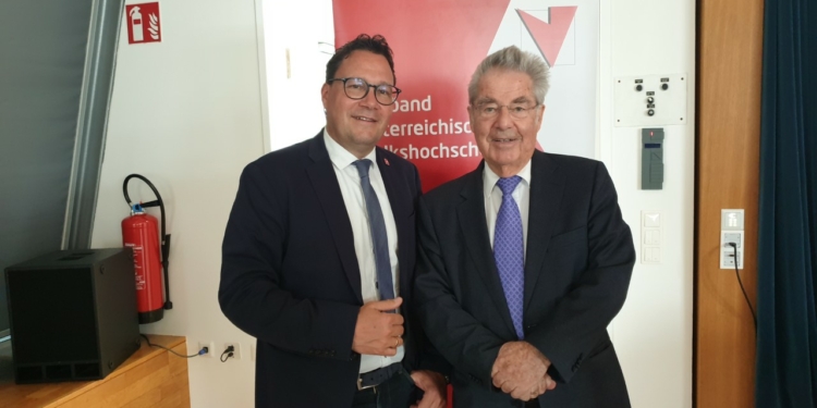 Bundespräsident a.D. Dr. Heinz Fischer mit dem Obmann der Vorarlberger Volkshochschulen, Mag. Stefan Fischnaller.