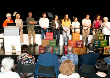 Ein Teil der am neuen Sozialleitbild beteiligten Personen auf der Bühne im Vinomnasaal. (© Dietmar Mathis)