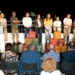 Ein Teil der am neuen Sozialleitbild beteiligten Personen auf der Bühne im Vinomnasaal. (© Dietmar Mathis)