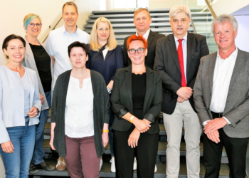 Landesrätin M. Rüscher, Rosmarie Schnetzer, Sandra Dietrich, Direktor Fleisch; hinten: Manuela Wieser, Daniel Rheinberger, Juliane Moser, Gilbert Hämmerle, Primar Strohal