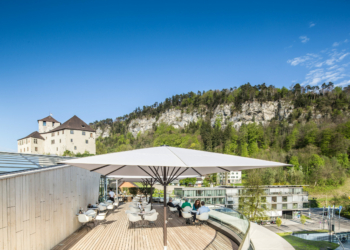 Im Restaurant samt Dachterrasse kommen vor allem regionale und saisonale Gerichte auf den Tisch. Foto: Petra Rainer