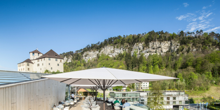 Im Restaurant samt Dachterrasse kommen vor allem regionale und saisonale Gerichte auf den Tisch. Foto: Petra Rainer