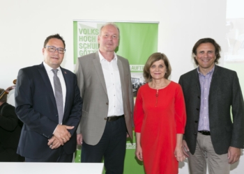 VHS-Direktor Stefan Fischnaller mit Gratulanten Bgm Christian Loacker, Landesstatthalterin Barbara Schöbi-Fink und Bürgermeister Gerd Hölz. Foto: @ Dietmar Mathis