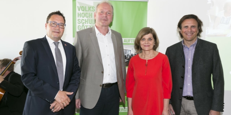 VHS-Direktor Stefan Fischnaller mit Gratulanten Bgm Christian Loacker, Landesstatthalterin Barbara Schöbi-Fink und Bürgermeister Gerd Hölz. Foto: @ Dietmar Mathis