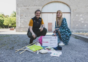 Den Erlös der „Vorarlberger Naturpicknicks“ spendet Bodensee-Vorarlberg Tourismus der inatura Dornbirn. Im Bild: Ruth Swoboda (Direktorin der inatura) und Sabine Spiegel (Bodensee-Vorarlberg Tourismus)