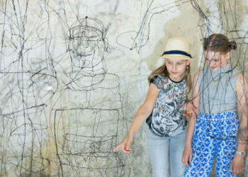 Die Installation mit Drahtobjekten im Gebeinhaus der Niederländer Künstlerin Hilda Keemink brachte große und kleine Besucherinnen und Besucher zum Staunen.