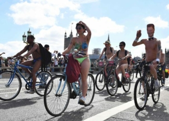 People take part in the World Naked Bike Ride 2017 across Westminster Bridge in central London on June 10, 2017.
Participants ride naked across London to raise awareness of cyclists on the roads in this annual event. / AFP PHOTO / Justin TALLIS