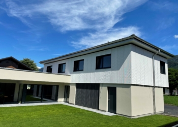 74 individuell gemusterte Beton-Paneele umhüllen ein Einfamilienhaus in Götzis.