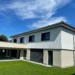 74 individuell gemusterte Beton-Paneele umhüllen ein Einfamilienhaus in Götzis.