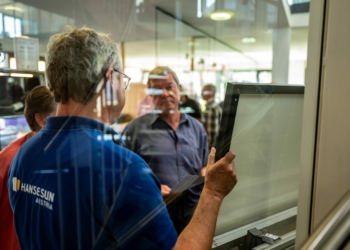 Die Photovoltaik-Profis von Hansesun sind auch beim Sonnenwiesenfest für alle Fragen rund um saubere Sonnenenergie mit ihrer Expertise zur Stelle. Foto: Hansesun