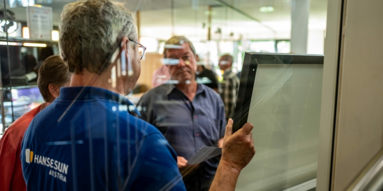 Die Photovoltaik-Profis von Hansesun sind auch beim Sonnenwiesenfest für alle Fragen rund um saubere Sonnenenergie mit ihrer Expertise zur Stelle. Foto: Hansesun