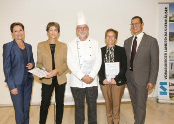 Verabschiedung in Pension, Rede von Dir. Andreas Lauterer und LR Martina Ruescher. © Mathis