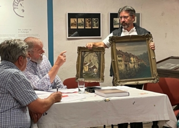 Stolz durfte der Obmann zwei vom Dorotheum angekaufte Gemälde des Feldkircher Malers Florus Scheel präsentieren. © Helmut Köck